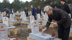 Tổng Bí thư Nguyễn Phú Trọng thắp hương tưởng niệm các liệt sĩ tại Nghĩa trang quốc gia Đường 9.