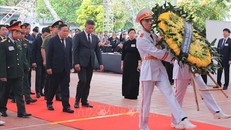 Đoàn HĐND, UBND Thành phố Hà Nội vào viếng Tổng Bí thư Nguyễn Phú Trọng. 