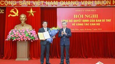 Phó Trưởng Ban Tổ chức Trung ương Nguyễn Quang Dương trao quyết định của Ban Bí thư điều động, chỉ định đồng chí Trần Duy Đông (bên trái) tham gia Ban Chấp hành, Ban Thường vụ Tỉnh ủy, giữ chức Phó Bí thư Tỉnh ủy Vĩnh Phúc nhiệm kỳ 2020-2025.