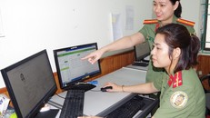 Cán bộ, chiến sĩ Phòng Quản lý xuất nhập cảnh, Công an tỉnh Hà Nam tiếp nhận hồ sơ đăng ký đề nghị cấp hộ chiếu phổ thông của công dân trên Cổng dịch vụ công trực tuyến.