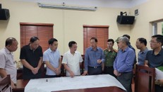 Chủ tịch UBND tỉnh Quảng Ninh (thứ 4 từ trái sang) trực tiếp chỉ đạo khắc phục hậu quả vụ tai nạn hầm lò tại Công ty Than Hòn Gai - TKV.