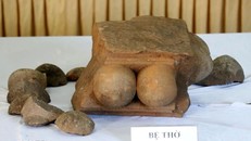 Bệ thờ được tạc trên chất liệu đá cát kết được trưng bày sau lần khai quật lần 1 năm 2023.