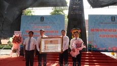 Trao quyết định công nhận di tích xếp hạng quốc gia cho đại diện UBND huyện Châu Đức. 