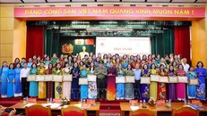 Trung tướng Lê Quốc Hùng, Thứ trưởng Bộ Công an và Chủ tịch Hội Liên hiệp Phụ nữ Việt Nam Hà Thị Nga trao Bằng khen của Bộ trưởng Bộ Công an cho các tập thể, cá nhân có thành tích xuất sắc. 