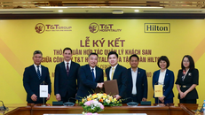 Đại diện Công ty T&T Hospitality và Tập đoàn Hilton trao thỏa thuận hợp tác.
