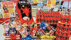 Khách hàng đều dừng chân trước quầy đảo trang trí độc đáo.