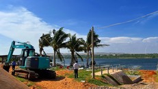 Xe máy xúc tại hiện trường.