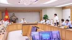 Phó Thủ tướng Trần Hồng Hà nghe báo cáo về điện mặt trời mái nhà. 