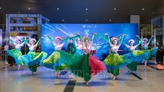 Biểu diễn nghệ thuật phục vụ hành khách tại Nhà ga quốc tế Đà Nẵng.