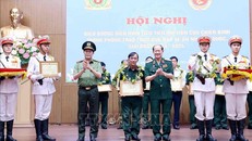Trung tướng Lê Quốc Hùng, Thứ trưởng Bộ Công an và Thượng tướng Bế Xuân Trường, Chủ tịch Hội CCB Việt Nam trao Bằng khen của Bộ trưởng Bộ Công an cho các cá nhân và tập thể có thành tích xuất sắc.
