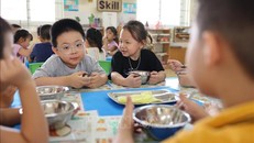 Đảm bảo an toàn vệ sinh thực phẩm trong trường học luôn là vấn đề được toàn xã hội quan tâm. 