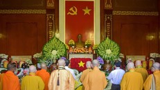 Đức Pháp chủ, chư tôn đức Phật giáo TP.HCM cùng quý vị lãnh đạo TP.HCM và huyện Hóc Môn dâng hương tưởng niệm tại đền thờ Ngã ba Giồng.