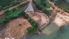 Khai thác cát trái phép trên lòng hồ thủy điện Ia Ly. 