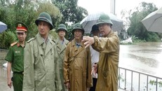 Ban Chỉ huy Phòng chống lụt bão xã Hợp Tiến cùng TUV, Bí thư Huyện ủy Mỹ Đức Nguyễn Anh Dũng đi kiểm tra trực tiếp tại các nơi xung yếu.