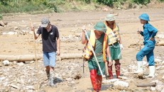 Công tác tìm kiếm người bị nạn do lũ quét, sạt lở đất tại thôn Làng Nủ (huyện Bảo Yên, tỉnh Lào Cai).