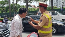 Lực lượng cảnh sát giao thông tiến hành kiểm tra nồng độ cồn.