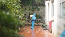 Nhân viên y tế quận Hoàn Kiếm (Hà Nội) phun khử khuẩn, vệ sinh môi trường tại khu vực trường Tiểu học Phúc Tân. 