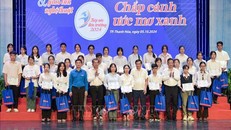 Ban tổ chức chương trình trao học bổng cho sinh viên nghèo. 