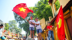 Phố Phùng Hưng phấp phới cờ hoa chào mừng 70 năm Giải phóng Thủ đô. 