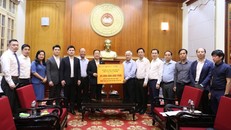 Ông Đỗ Quang Hiển, Nhà sáng lập, Chủ tịch UBCL Tập đoàn T&T Group, Chủ tịch HĐQT Ngân hàng SHB trao ủng hộ 20 tỷ đồng cho Ủy ban Trung ương MTTQ Việt Nam.