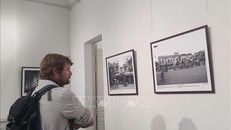 Khách tham quan Triển lãm. 