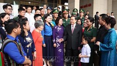 Chủ tịch Quốc hội Trần Thanh Mẫn và các tập thể, cá nhân nhận Giải thưởng Vừ A Dính. 