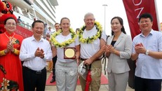 Lãnh đạo tỉnh Quảng Ninh chụp ảnh lưu niệm với vợ chồng vị khách quốc tế thứ 3 triệu đến Quảng Ninh. 