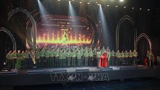 Ban tổ chức tặng kỷ niệm chương của Liên hoan cho các đơn vị tham dự. 