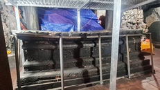 Bảo vật quốc gia bệ đá hoa sen được gia cố bằng khung sắt. 