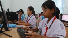 Học sinh vùng dân tộc Khmer trong giờ thực hành Tin học. 