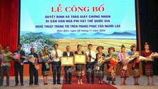 Lãnh đạo Sở Văn hóa Thể thao và Du lịch tỉnh Điện Biên trao Chứng nhận Di sản văn hóa phi vật thể quốc gia cho các nghệ nhân nắm giữ loại hình. 