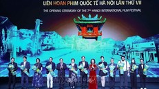 Ban Tổ chức tặng hoa Ban Giám khảo liên hoan. 