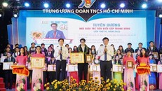 Ông Lê Quốc Phong - Bí thư Tỉnh ủy Đồng Tháp (phải) và anh Nguyễn Minh Triết - Bí thư T.Ư Đoàn, Chủ tịch T.Ư Hội SVVN chúc mừng các nhà giáo trẻ tiêu biểu cấp T.Ư năm 2022.