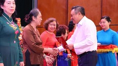 Chủ tịch UBND thành phố Hà Nội Trần Sỹ Thanh tặng quà các gia đình tiêu biểu trên địa bàn. 