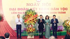 Tổng Bí thư Tô Lâm tặng hoa chúc mừng Đảng uỷ, UBND, Ủy ban MTTQ Việt Nam phường Quán Thánh, Quận Ba Đình, Hà Nội. 