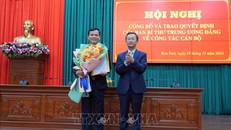 Đồng chí Dương Văn Trang, Ủy viên Trung ương Đảng, Bí thư Tỉnh ủy Kon Tum trao Quyết định cho đồng chí Nguyễn Đức Tuy (trái). 