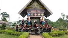 Buổi thực hành của lớp cồng chiêng và múa xoang bên mô hình nhà Rông đặc trưng ngay tại sân trường THCS Tân Thượng. 