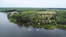 Công trình san lấp lòng hồ thủy lợi trái phép ở thị trấn Tân Phú, huyện Đồng Phú vẫn ngang nhiên tồn tại sau hơn 7 năm bị xử phạt. 