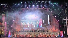 Toàn cảnh Liên hoan trình diễn trang phục các dân tộc tỉnh Hòa Bình. 