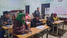 Đêm nào các học viên đều chăm chú đến lớp học chữ ở lớp học xóa mù tại xã Sà Phìn. 