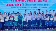 Lãnh đạo Thành phố Hồ Chí Minh trao học bổng cho các tân sinh viên. 