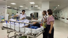 Bệnh viện Việt Đức cấp cứu các nạn nhân bị tai nạn do bão số 3. 