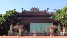 Tiền đường chính ở giữa khá lớn và hầu hết các hoạt động tế lễ đều diễn ra ở đây