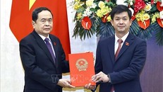 Chủ tịch Quốc hội Trần Thanh Mẫn trao Nghị quyết bầu Tổng Thư ký Quốc hội Lê Quang Tùng. 