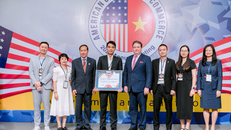 Ông Marc E. Knapper, Đại sứ Hợp chủng quốc Hoa Kỳ tại Việt Nam trao Giải thưởng cho đại điện AIA Việt Nam