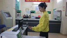 Người dân quận Ba Đình thực hiện các thủ tục hành chính thông qua quét mã QR để khai báo các thông tin liên quan. (Ảnh minh hoạ)