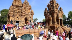 Người dân và du khách tham dự lễ hội Kate năm 2024 tại tháp Po Klong Garai. (Ảnh minh hoạ)