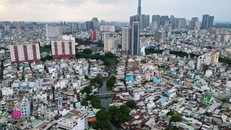 Theo Nghị quyết của Quốc hội, Thành phố Hồ Chí Minh thực hiện sắp xếp 80 đơn vị hành chính cấp xã (80 phường) trên địa bàn 10 quận để hình thành 41 phường, giảm 39 phường.