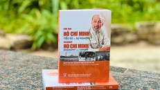 Cuốn sách song ngữ Việt - Anh “Chủ tịch Hồ Chí Minh - Tiểu sử và sự nghiệp”. 