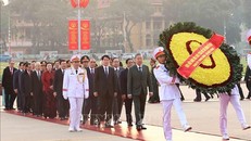Đoàn lãnh đạo, nguyên lãnh đạo Đảng, Nhà nước đặt vòng hoa và vào Lăng viếng Chủ tịch Hồ Chí Minh. 